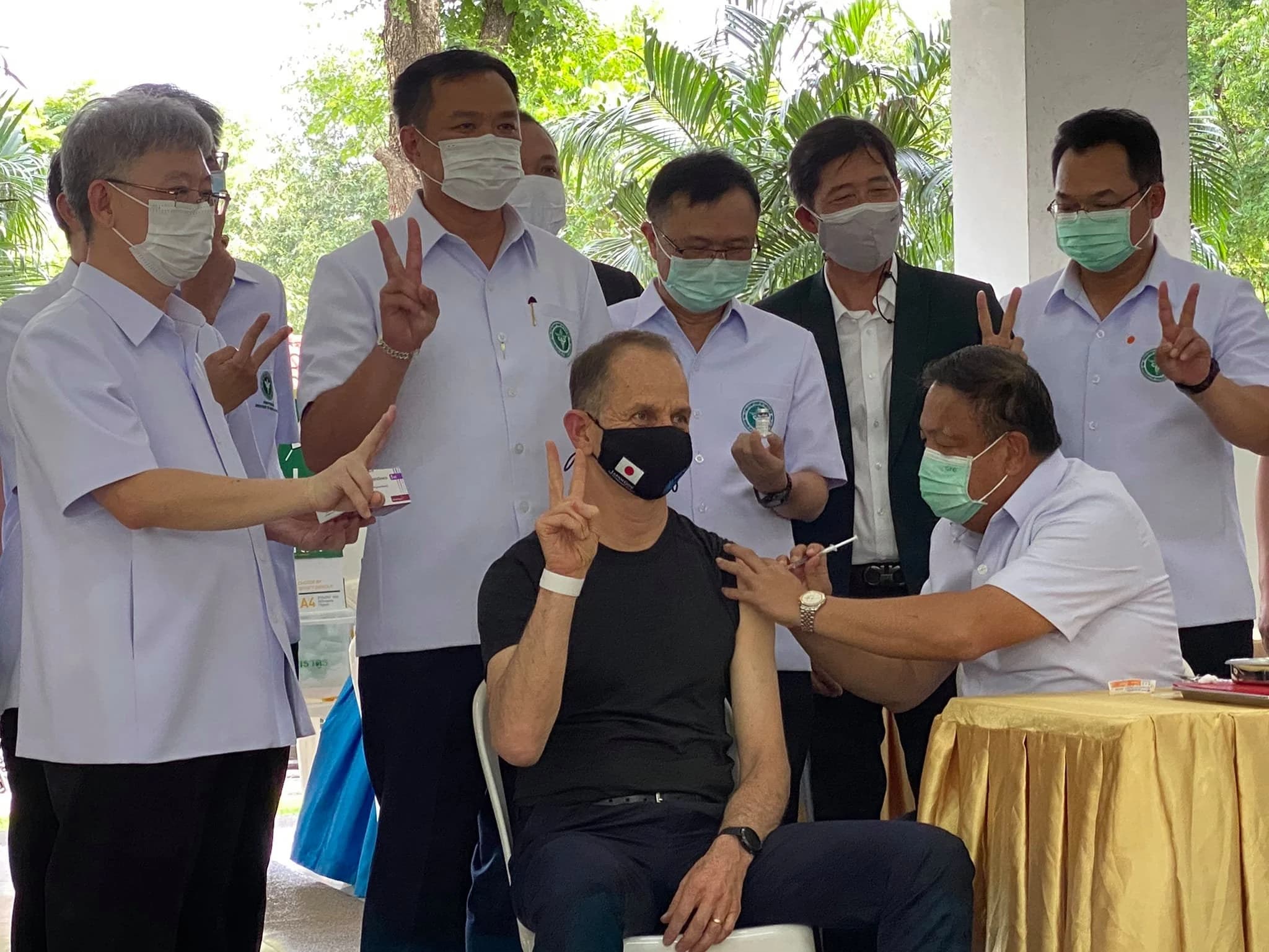 ผู้แทน WHO ร่วมฉีด ‘แอสตร้าเซนเนก้า’ ที่ผลิตในไทยล็อตแรก