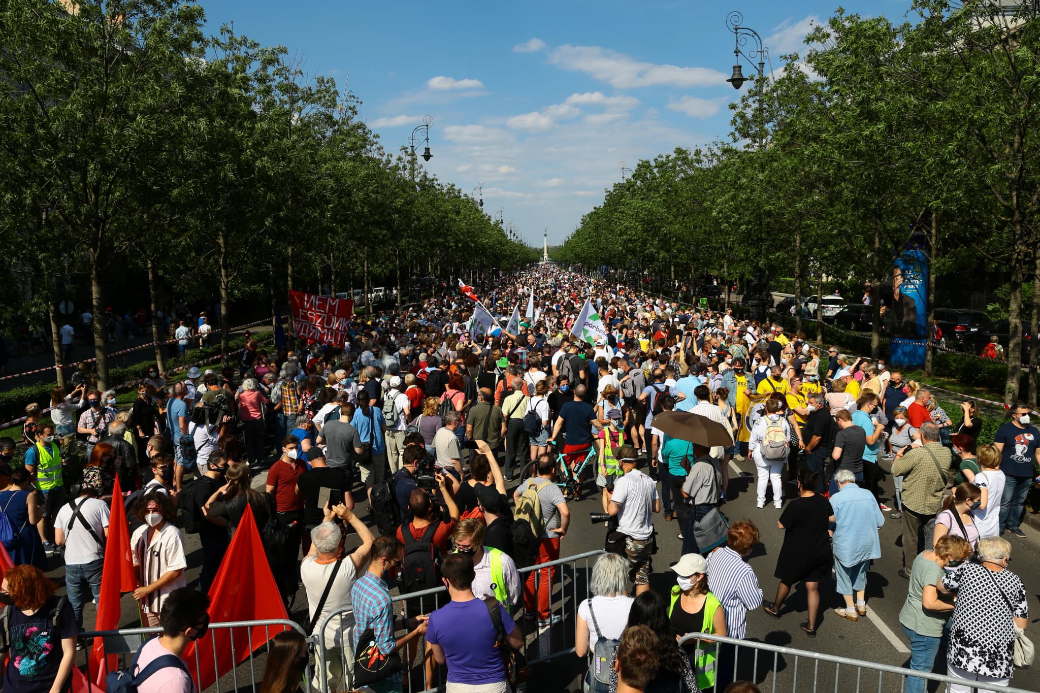 ชาวฮังการีเดินขบวนประท้วง ค้านตั้งมหาวิทยาลัยจีนในเมือง หวั่นถูกคอมมิวนิสต์ครอบงำ