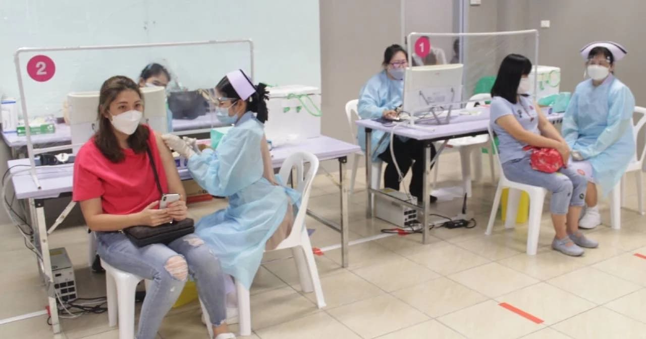 คิกออฟฉีดวัคซีนโควิด-19 วันแรกทั่วประเทศ 306,580 โดส ‘อนุทิน’ ย้ำมีสูตรกระจายฉีดชัดเจน