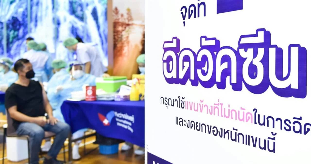 ศธ. ตั้งเป้าฉีดวัคซีนให้ครูพื้นที่สีแดงเข้ม วันละ 5,000 คน ให้ทันเปิดเทอม 14 มิ.ย. ต่างจังหวัด ให้ผู้ว่าฯ พิจารณา