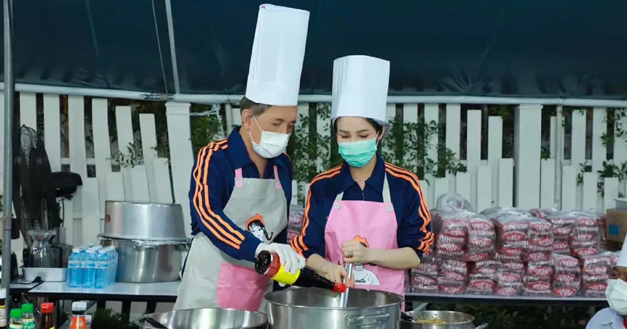 ในหลวงทรงประกอบอาหารพระราชทานแก่บุคลากรทางการแพทย์