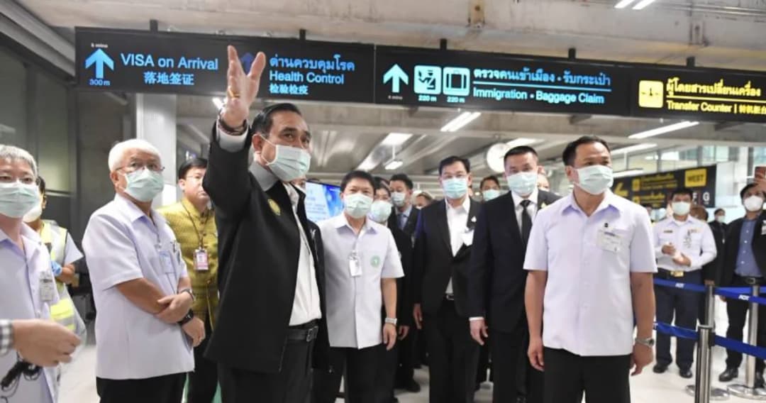 อายุรแพทย์ ห่วงเปิดประเทศ เสี่ยงโควิดระบาดระลอก 4 แนะหาวัคซีนต้านเชื้อกลายพันธุ์-ยกเลิกหยุดยาว