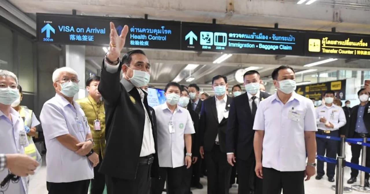 อายุรแพทย์ ห่วงเปิดประเทศ เสี่ยงโควิดระบาดระลอก 4 แนะหาวัคซีนต้านเชื้อกลายพันธุ์-ยกเลิกหยุดยาว