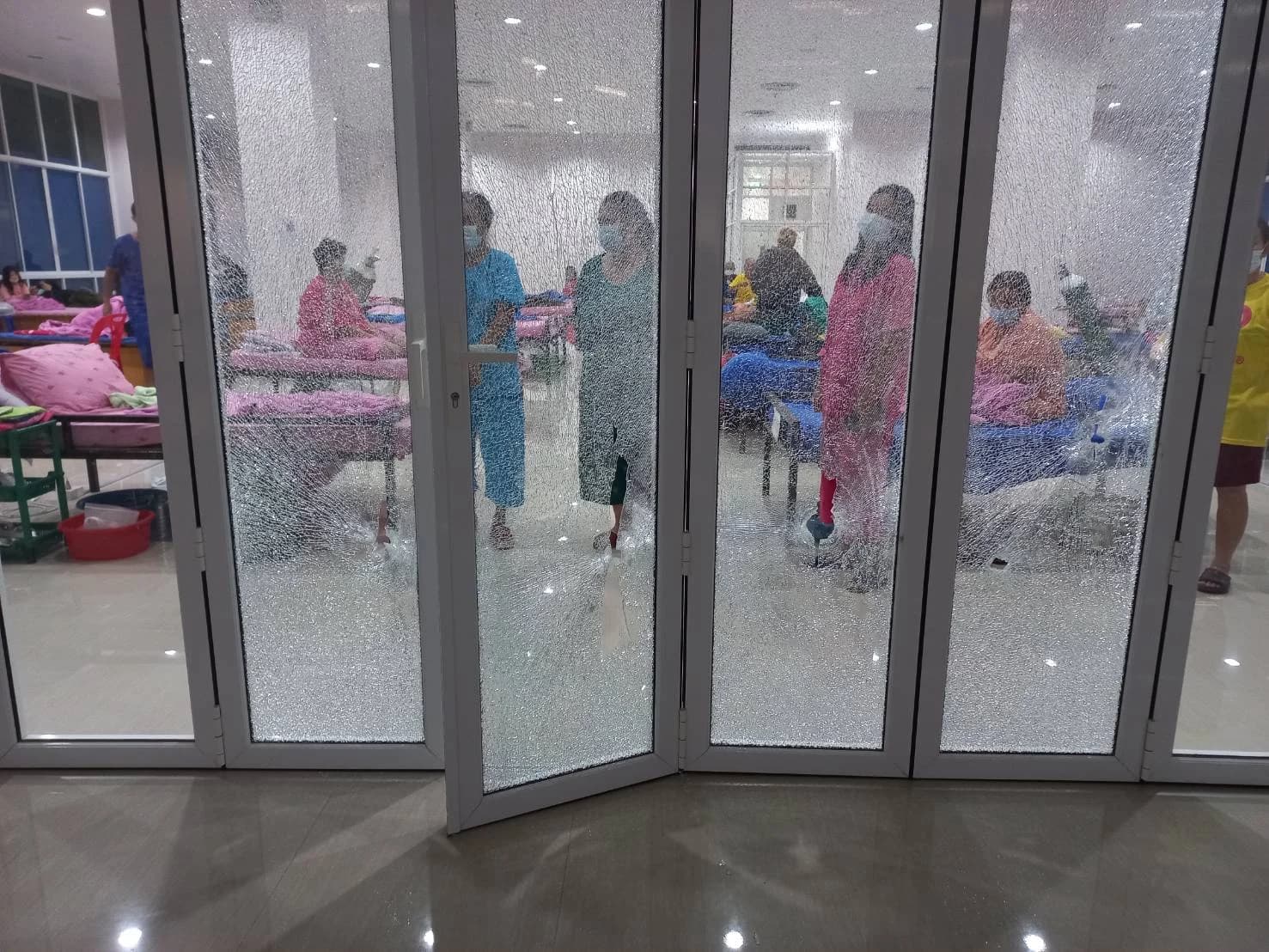 คนร้ายบุก รพ.สนาม ยิงผู้ป่วยโควิดเสียชีวิต 1 ราย