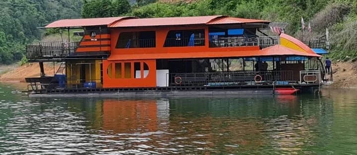 ผอ.รพ.ธารโต เช่าแพท่องเที่ยวเขื่อนบางลาง กักตัวผู้หายป่วยหลัง รพ.สนามเต็ม