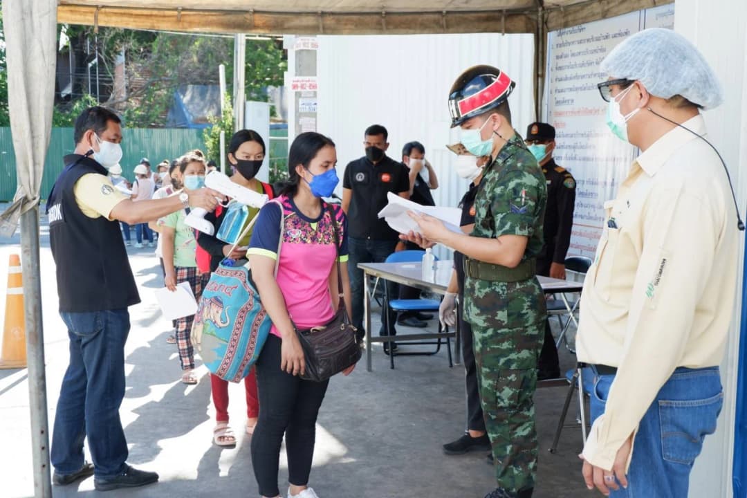 กรุงเทพมหานคร สนธิกำลัง ตำรวจ – ทหาร ควบคุมแคมป์คนงานก่อสร้าง