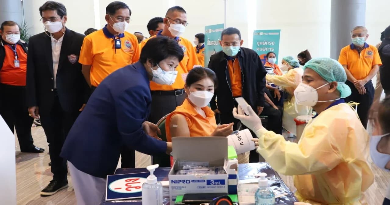 จ.ปทุมธานี ฉีดวัคซีน ‘ซิโนฟาร์ม’ เข็มแรงวันนี้ 2,000 โดส นำร่องฉีดให้เจ้าหน้าที่ อบจ. และหอการค้าจังหวัดเป็นกลุ่มแรก