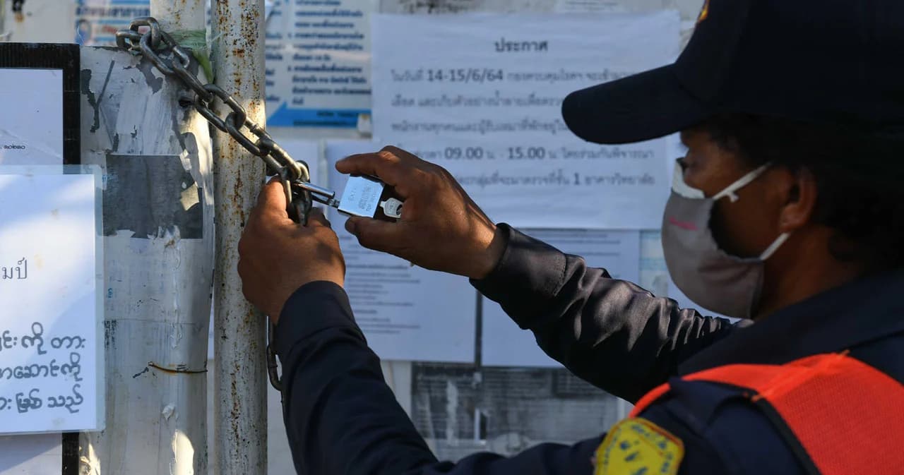 “สภาพจิตใจตอนนี้ห่อเหี่ยว อยากรู้ว่าติดโควิดไหม” เสียงสะท้อนจากแรงงานที่ถูกจองจำในแคมป์ล็อกดาวน์