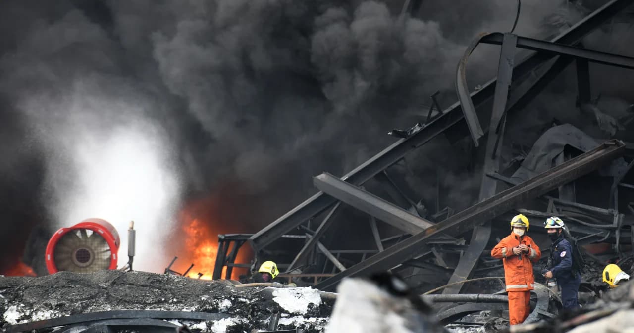 แนะวิธีปฏิบัติตัวหลังสัมผัสกับสารเคมีรั่วไหล หลังเกิดไฟไหม้-ระเบิด โรงงานผลิตโฟมและเม็ดพลาสติก จ.สมุทรปราการ
