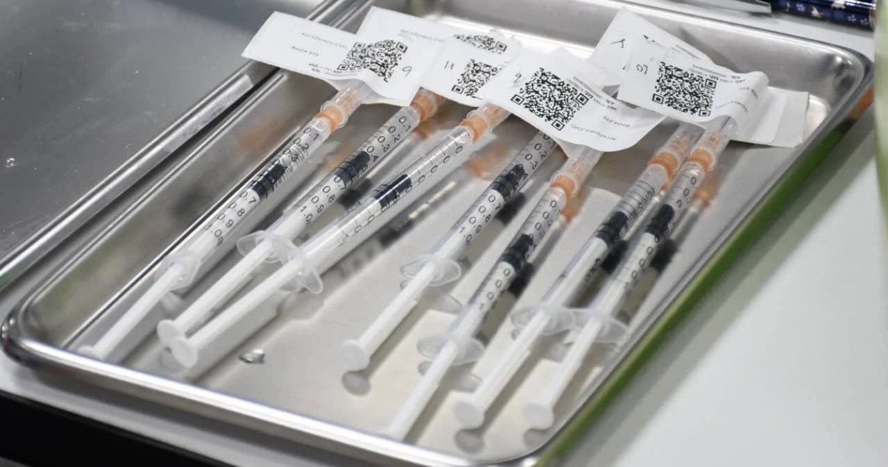 สถาบันวัคซีนฯ ชี้แจง ไม่ใช่คู่สัญญา ‘ซิโนแวค-ไฟเซอร์’ หลัง ส.ส.ก้าวไกล ขอดูสัญญาจัดซื้อ