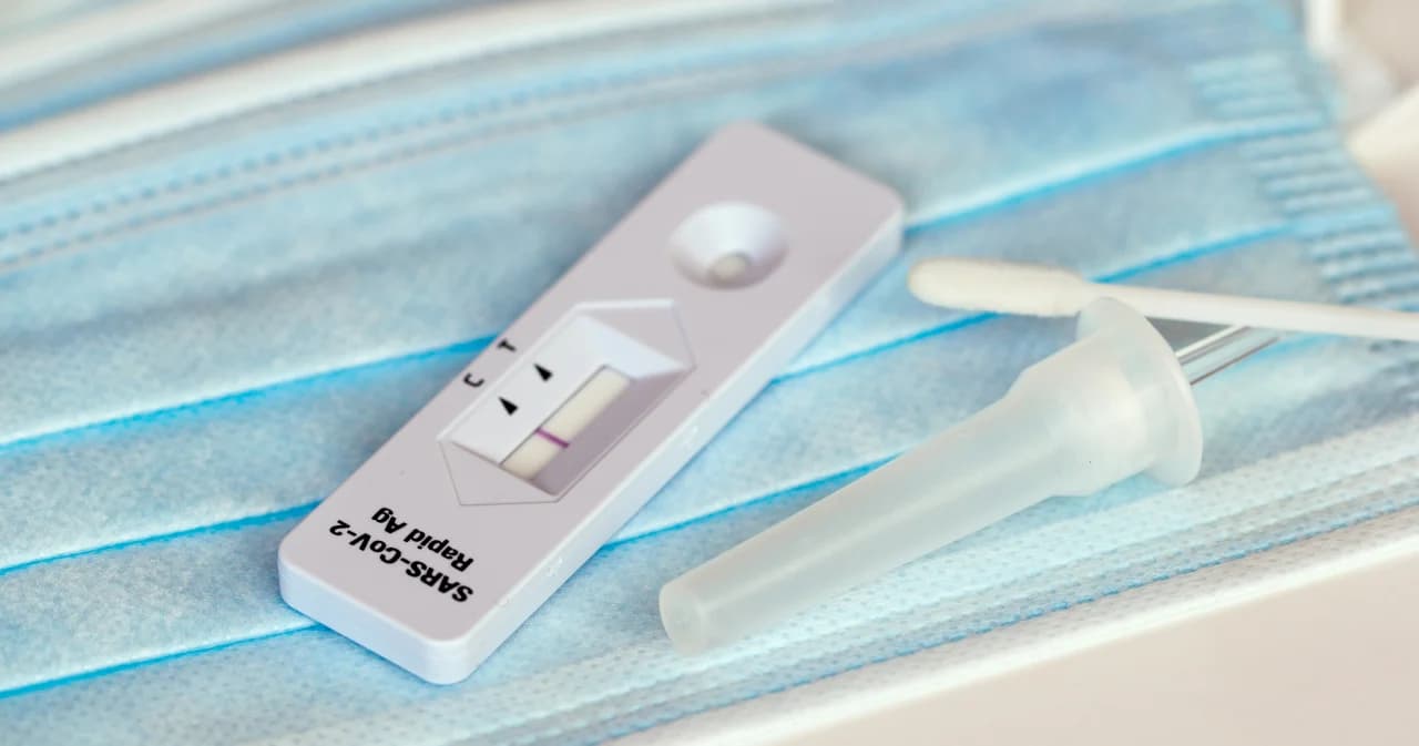 อย. อนุมัติขึ้นทะเบียนชุดตรวจโควิดด้วยตัวเอง ซื้อได้ผ่านสถานพยาบาล ร้านขายยา หน่วยงานรัฐ