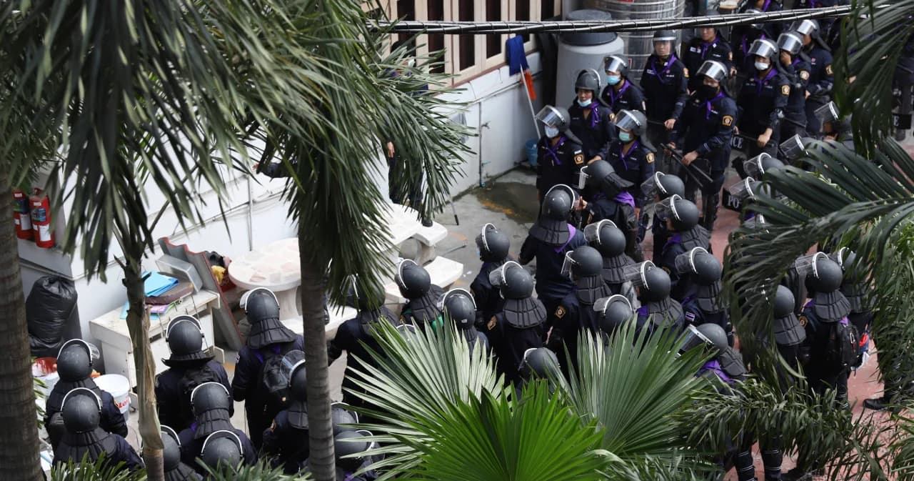 ตำรวจนครบาล ชี้แจง การฉีดวัคซีนเข็ม3 ให้ตำรวจควบคุมฝูงชน เป็นแค่การสำรวจ เตรียมเอาผิดคนปล่อย Fake News