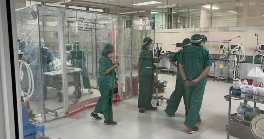 รพ.สนามธรรมศาสตร์ ขอนายกฯ ตั้งวอร์รูมแก้ปัญหาโควิด-19 รายวัน แพทย์หวั่นผู้ป่วยยิ่งสูงยิ่งกดดันการทำงาน