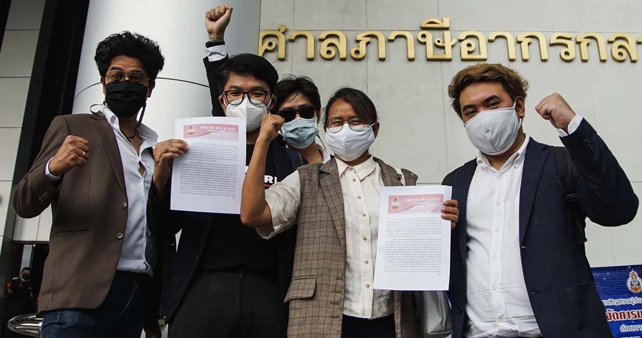 ศาลสั่งคุ้มครอง ห้ามนายกฯ ใช้ข้อกำหนดคุมเสนอข่าว ชี้ขัดรธน.-ไม่มีกม.ให้อำนาจตัดเน็ต