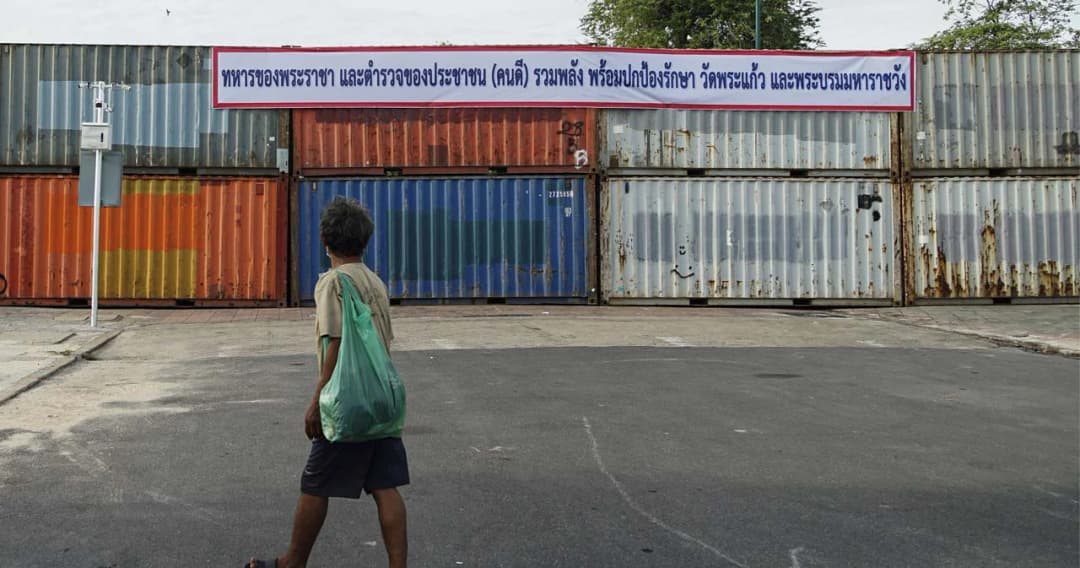 ประมวลภาพ ตร.ตั้งตู้คอนเทนเนอร์ แนวป้องกันรับมือ ม็อบ 7 ส.ค.