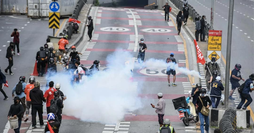 รวมภาพ สลายการชุมนุม ยิงแก๊สน้ำตา เบรกม็อบ 7 ส.ค. บุกบ้านนายกฯ