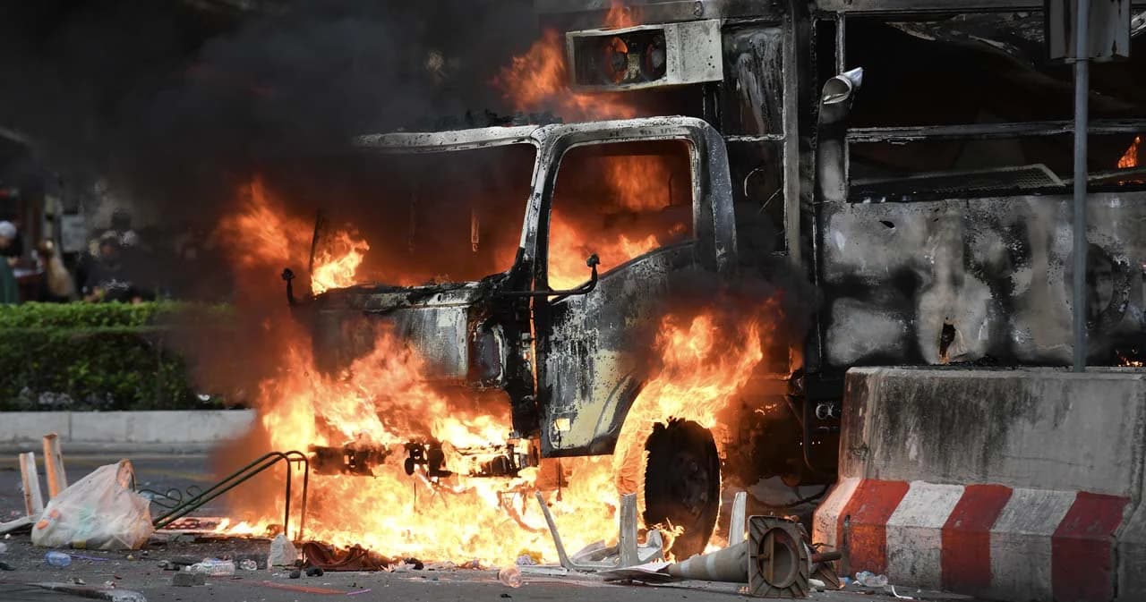 ม็อบ 7 ส.ค. สุดชุลมุนเผารถควบคุมผู้ต้องหาวอด หลังแกนนำประกาศยุติชุมนุม