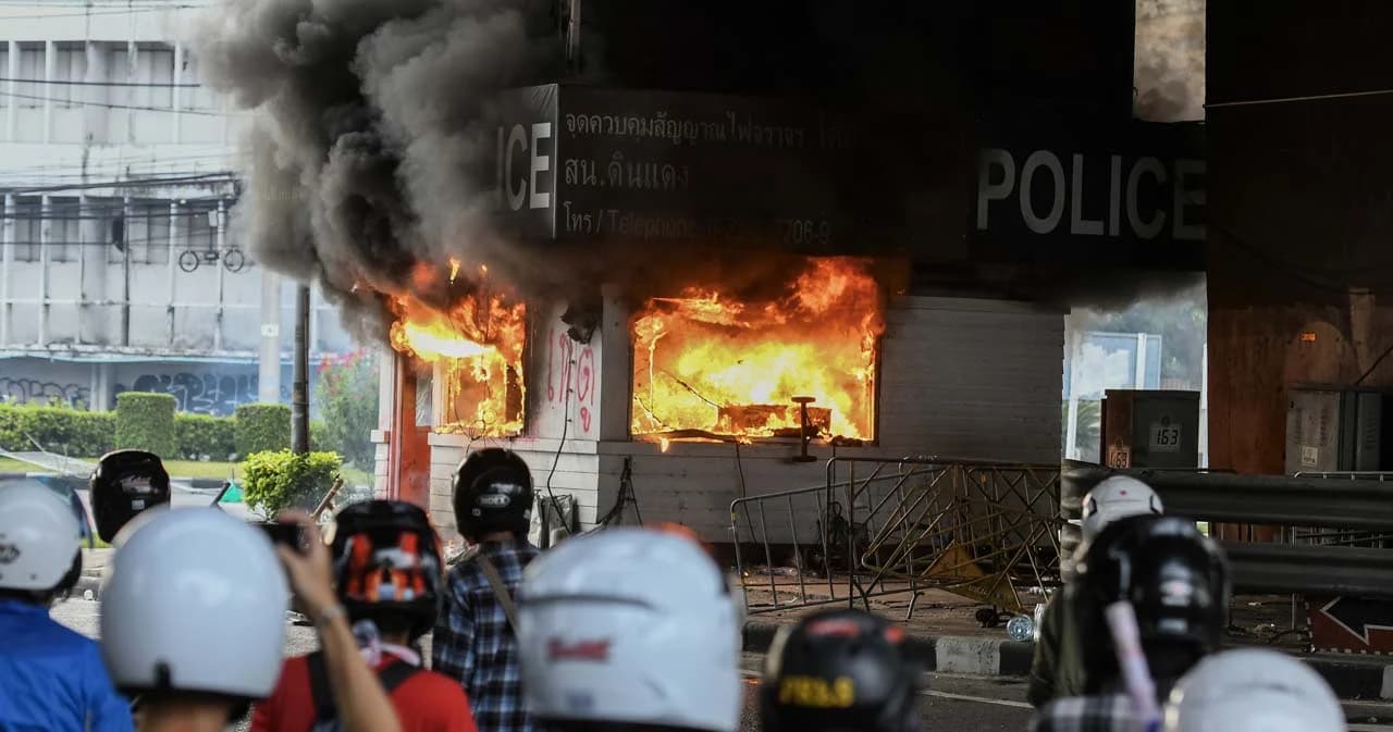 ม็อบวันนี้ ประมวลภาพ ‘คาร์ม็อบ’ เคลื่อนขบวน ชุลมุนที่แยกสามเหลี่ยมดินแดง