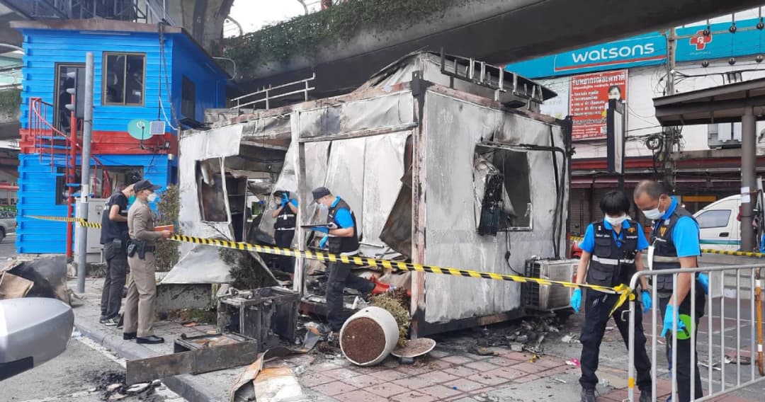 พฐ. เก็บหลักฐาน สน.ส่วนแยกพญาไท ป้อมจราจร ถูกเผาวันชุมนุม 10 ส.ค.