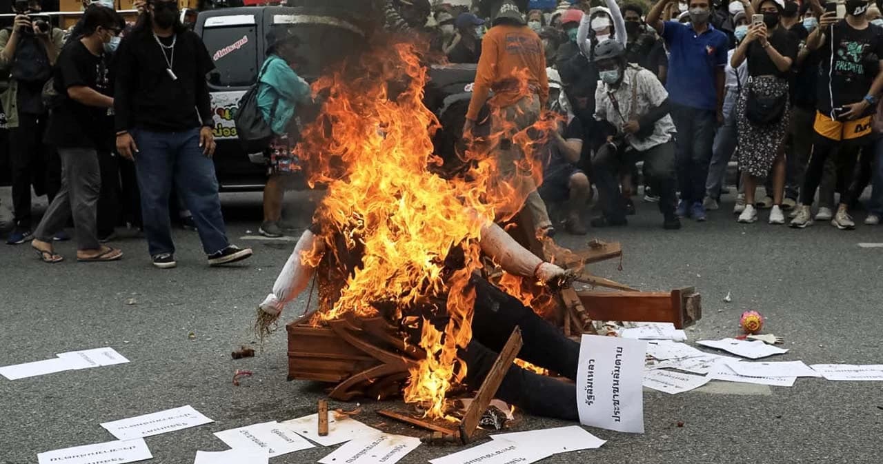 ประมวลภาพ ม็อบวันนี้ ทะลุฟ้าเผาหุ่นนายกฯ ที่อนุสาวรีย์ชัยฯ