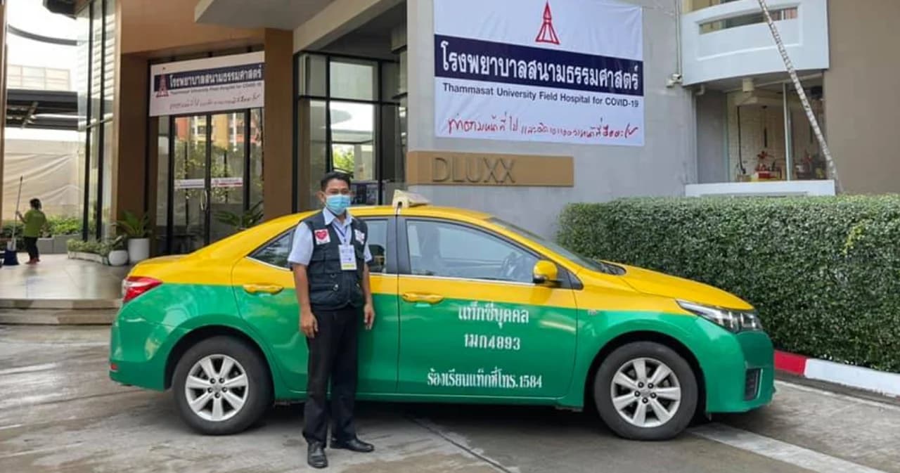 อดีตผู้ป่วยโควิด อาชีพแท็กซี่ ทำจิตอาสารับ-ส่ง ผู้ป่วยโควิดรักษาตัวรพ. สนามธรรมศาสตร์