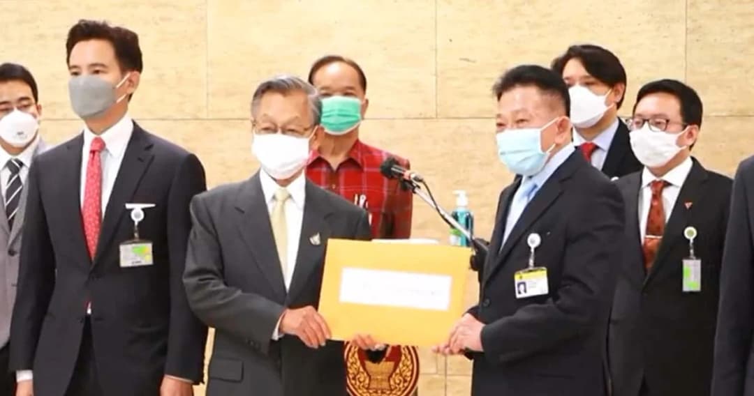 พรรคร่วมฝ่ายค้าน ยื่นญัตติอภิปรายไม่ไว้วางใจ นายกฯและอีก 5 รัฐมนตรีแล้ว ขอบรรจุเป็นวาระด่วน