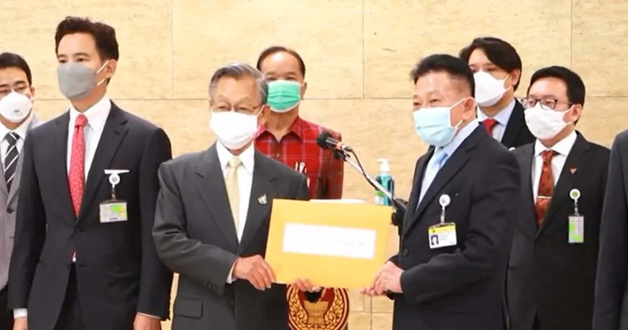 พรรคร่วมฝ่ายค้าน ยื่นญัตติอภิปรายไม่ไว้วางใจ นายกฯและอีก 5 รัฐมนตรีแล้ว ขอบรรจุเป็นวาระด่วน