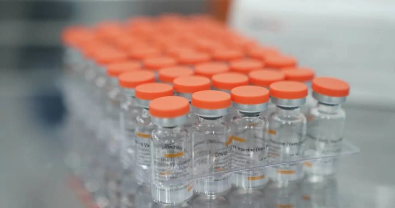 โฆษกรัฐบาล แจงซื้อ ‘ซิโนแวค’ เพิ่ม เพื่อใช้ฉีดแบบไขว้ SV+AZ เผยงานวิจัยชี้ฉีดไขว้ภูมิสูงถึง 4 เท่า