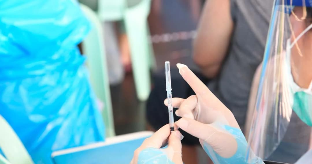 ผอ.รพ. ฉีดไฟเซอร์ให้ภรรยาอาจไม่ผิดถึงคดีอาญาและปลดออกจากตำแหน่ง