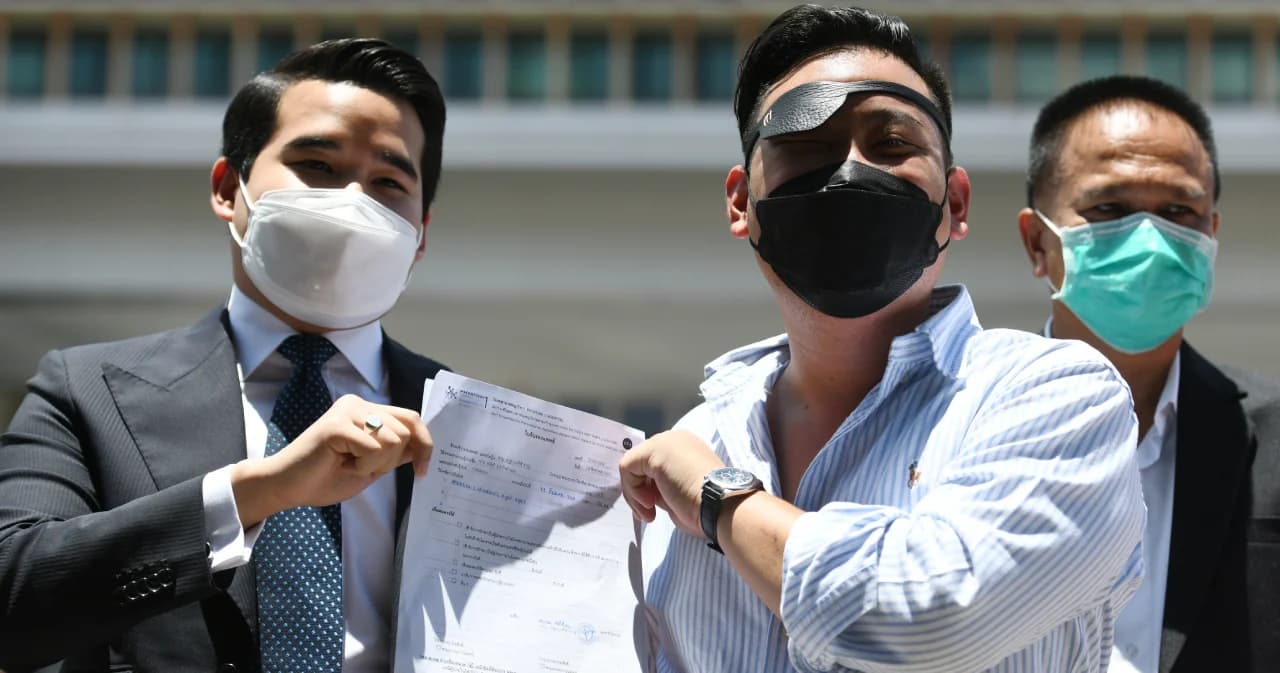 ‘ไฮโซลูกนัท’ บุกสภาฯ ยื่นใบรับรองแพทย์ให้ ‘สิระ’ ยืนยันตาบอดจริง