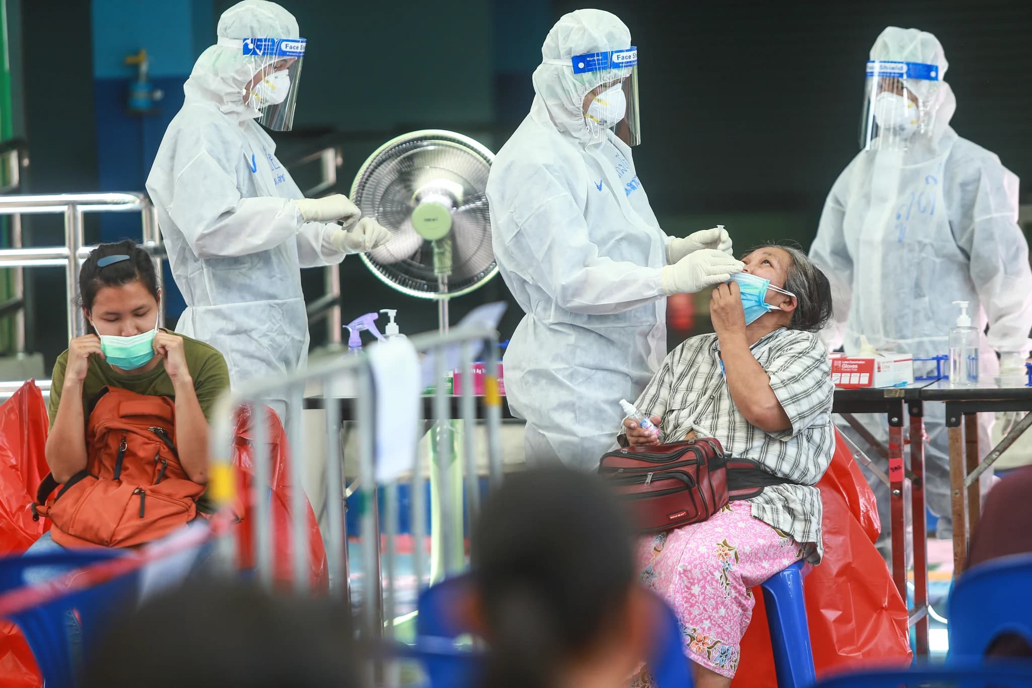 สธ. เตือนโควิดคล้ายไข้เลือดออก ‘เป็นไข้-ไอ-ท้องเสีย’ รีบตรวจ ATK ผลเป็นลบแต่ไม่ดีขึ้นให้พบแพทย์