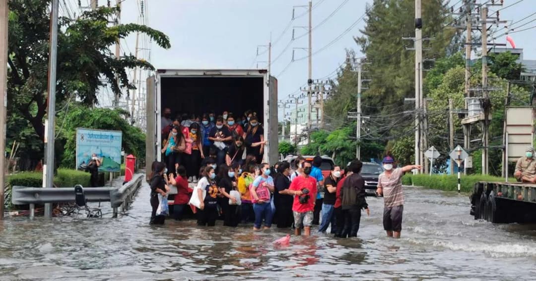สมุทรปราการ ฝนกระหน่ำกลางดึก นิคมฯ บางปูน้ำท่วมหนัก