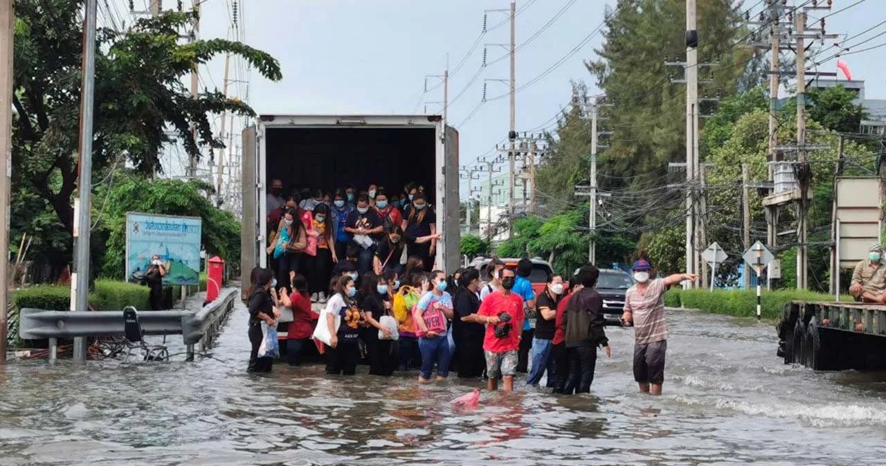 สมุทรปราการ ฝนกระหน่ำกลางดึก นิคมฯ บางปูน้ำท่วมหนัก