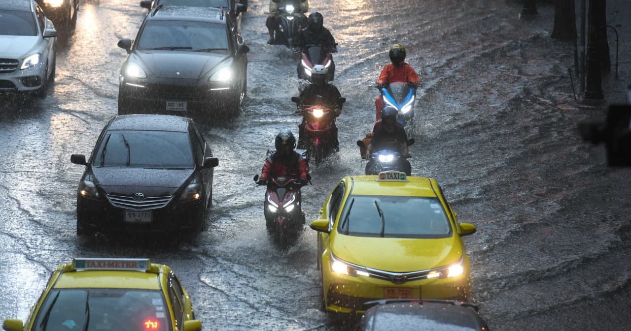 สธ. กำชับสถานพยาบาล รับมือน้ำท่วมฉับพลัน น้ำป่าไหลหลาก ช่วยเหลือผู้ประสบภัย 24 ชม.