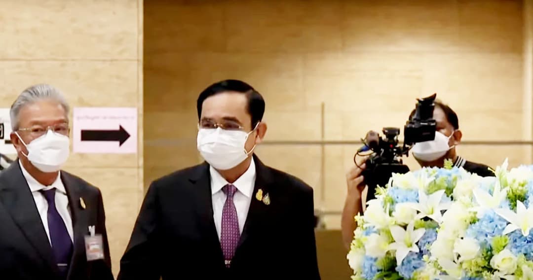 ‘ประยุทธ์’ ยิ้มรับมือศึกซักฟอก พยักหน้ารับคุย ‘ประวิตร’สยบส.ส.โหวตคว่ำ