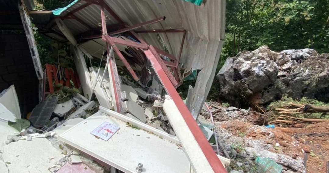 หินถล่มทับโรงพยาบาลสนามภักดีชุมพล จ.ชัยภูมิ พังเสียหาย ไม่มีผู้บาดเจ็บ