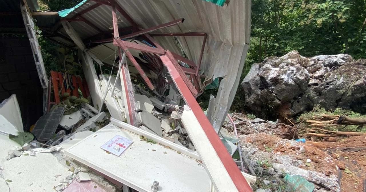 หินถล่มทับโรงพยาบาลสนามภักดีชุมพล จ.ชัยภูมิ พังเสียหาย ไม่มีผู้บาดเจ็บ