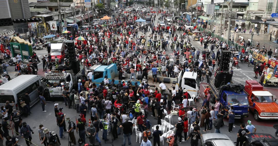 ตำรวจย้ำ การชุมนุมต้องสงบสิ้นเดือน ต.ค. นี้ เตรียมออกหมายเรียกคนขับแท็กซี่ขนยางรถส่งพื้นที่ชุมนุม