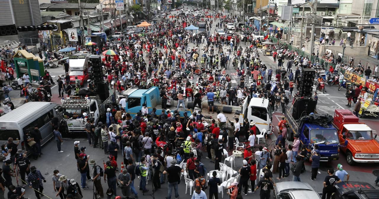 ตำรวจย้ำ การชุมนุมต้องสงบสิ้นเดือน ต.ค. นี้ เตรียมออกหมายเรียกคนขับแท็กซี่ขนยางรถส่งพื้นที่ชุมนุม