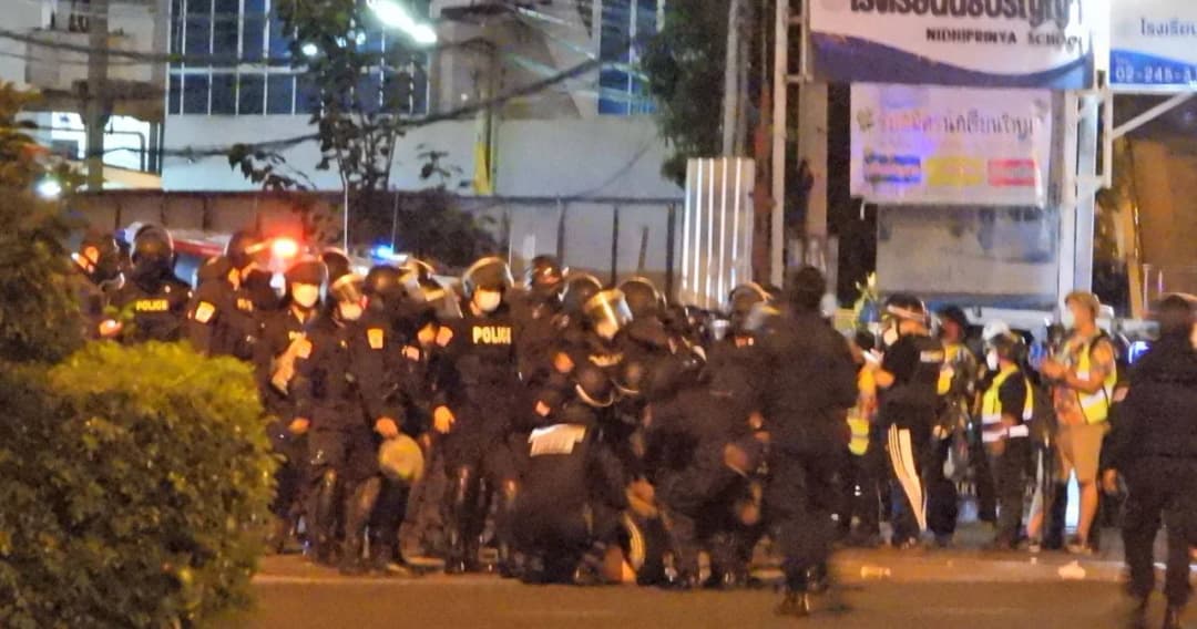 ตำรวจ คฝ. เข้ากระชับพื้นที่ชุมนุม ม็อบ11กันยา สั่งสื่อยุติการไลฟ์รายงานข่าว