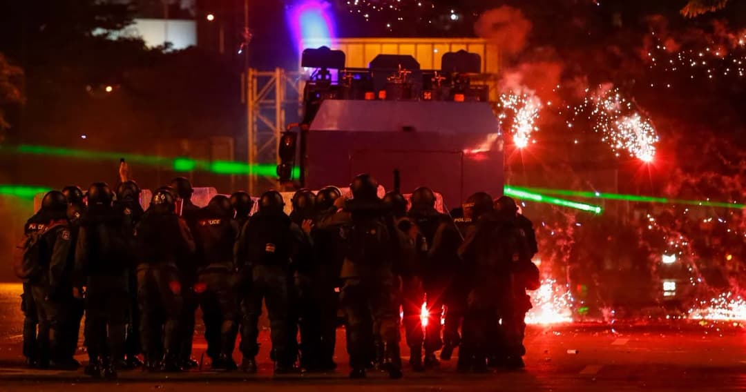 ตร. แจงปมรถตำรวจพุ่งชนผู้ชุมนุมกลางแยกดินแดง เพราะวิ่งมาขวางหน้ารถ