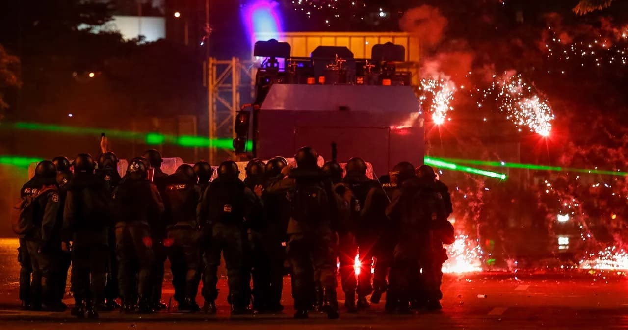 ตร. แจงปมรถตำรวจพุ่งชนผู้ชุมนุมกลางแยกดินแดง เพราะวิ่งมาขวางหน้ารถ