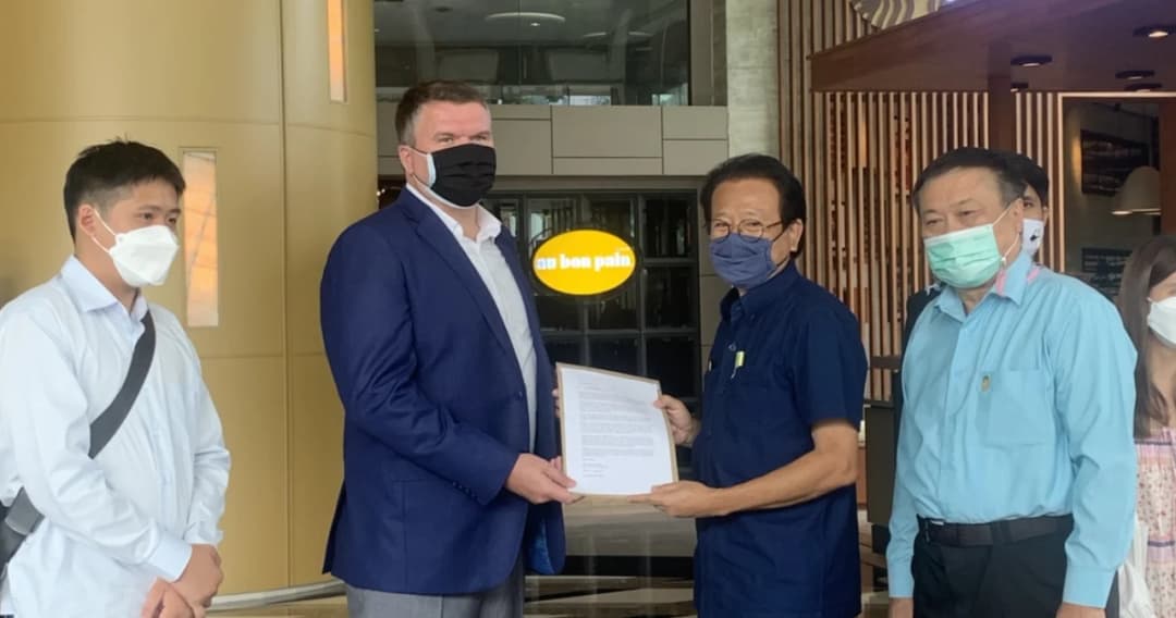 หมอทศพร ยื่นหนังสือ ขอวัคซีนกับทูตแคนาดา เพื่อฉีดให้นักเรียน-นักศึกษา