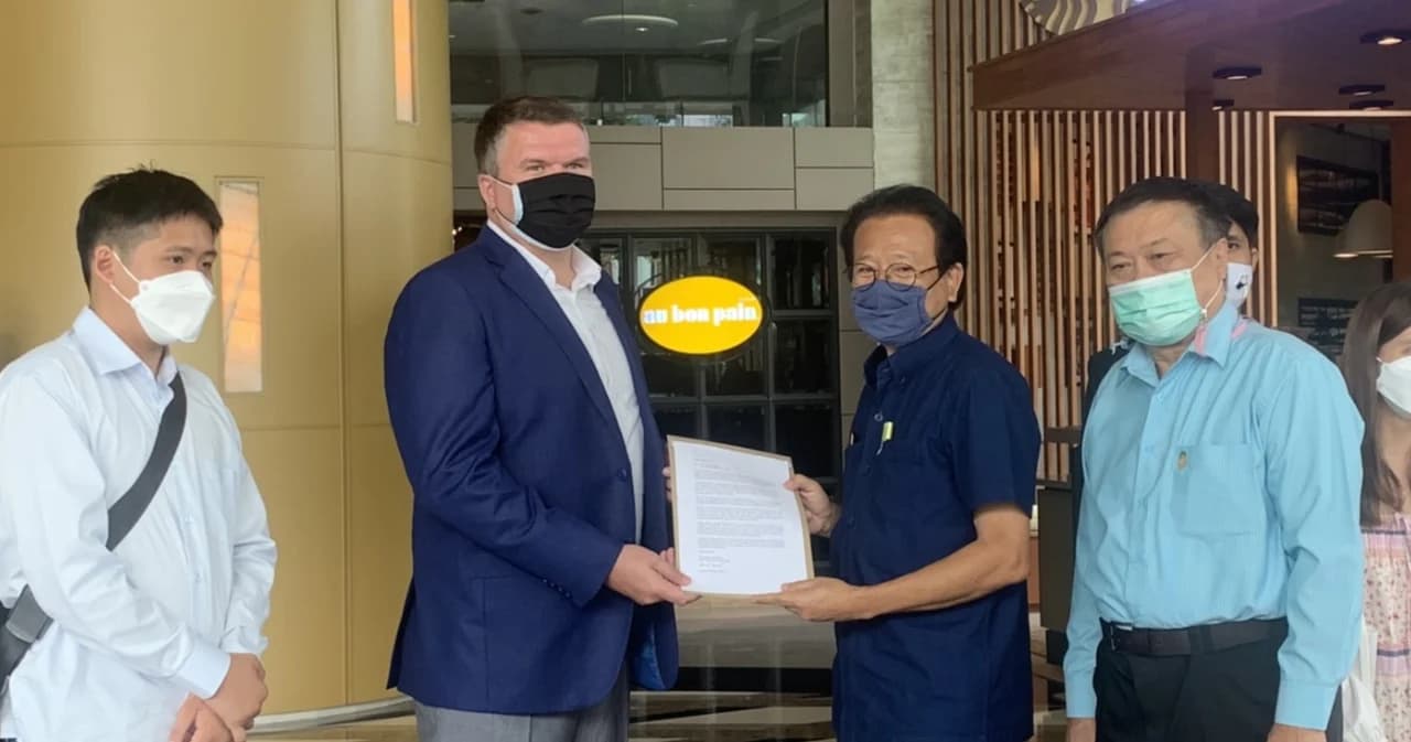 หมอทศพร ยื่นหนังสือ ขอวัคซีนกับทูตแคนาดา เพื่อฉีดให้นักเรียน-นักศึกษา