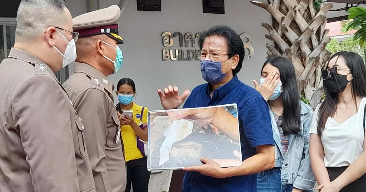 หมอทศพร พา 2 สาวบุกร้อง สตช. ระบุถูก คฝ. 5 นาย รุมตี ยกมือไหว้แล้วแต่ก็ไม่หยุด