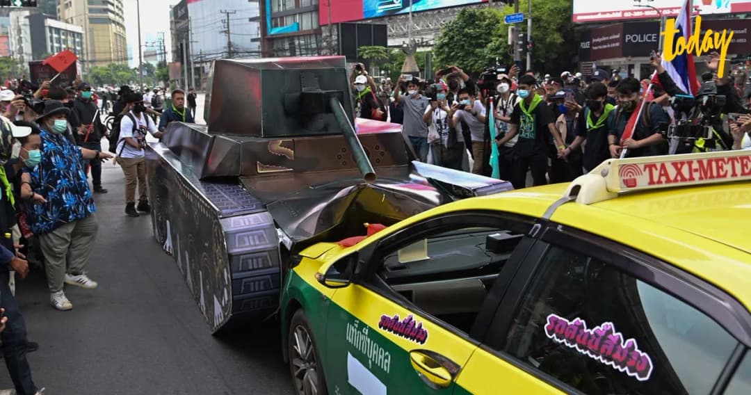 กลุ่มผู้ชุมนุมคาร์ม็อบ ขับรถยนต์ชนรถถัง แสดงพลังต่อต้านรัฐประหาร