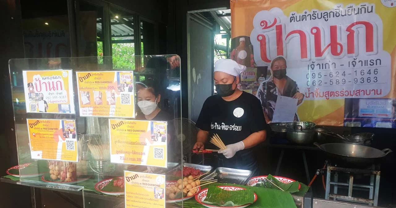 ตามลายแทงลิซ่า บุกถึงร้าน ‘ลูกชิ้นยืนกิน’ เจ้าแรกในกรุงเทพฯ