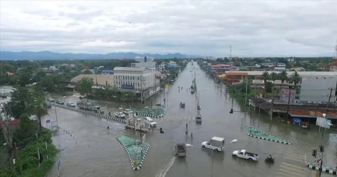 น้ำท่วมบ้าน สมศักดิ์ รมว.ยุติธรรม จ.สุโขทัย แจงภาพขี่หลังเป็นตะคริว นายกฯ บินสำรวจพื้นที่ร่วมแก้ปัญหา