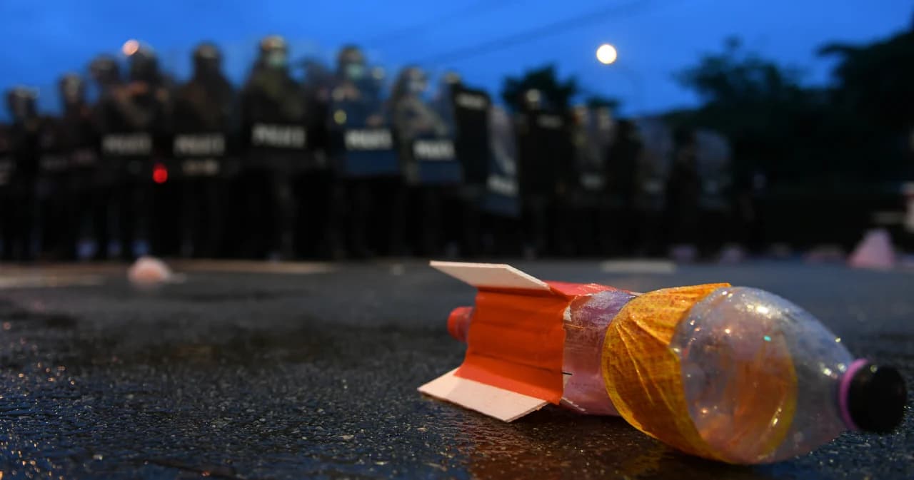 ม็อบทะลุฟ้า จัดกิจกรรม ‘หยุดราชวงศ์ประยุทธ์’ มุ่งหน้าทำเนียบรัฐบาลยื่น 4 ข้อเรียกร้อง