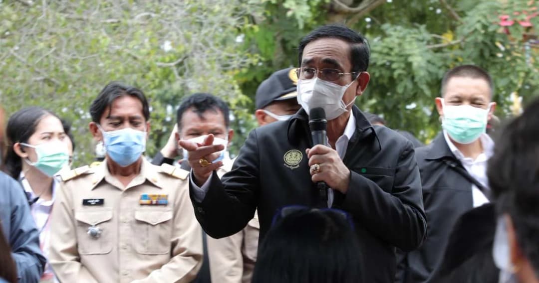 “ปี 63 เข้ามา 5 ลูก นี่ลูกเดียวนะ สวดมนต์อย่ามาอีกเลย” นายกฯ ลงพื้นที่น้ำท่วมสุโขทัย